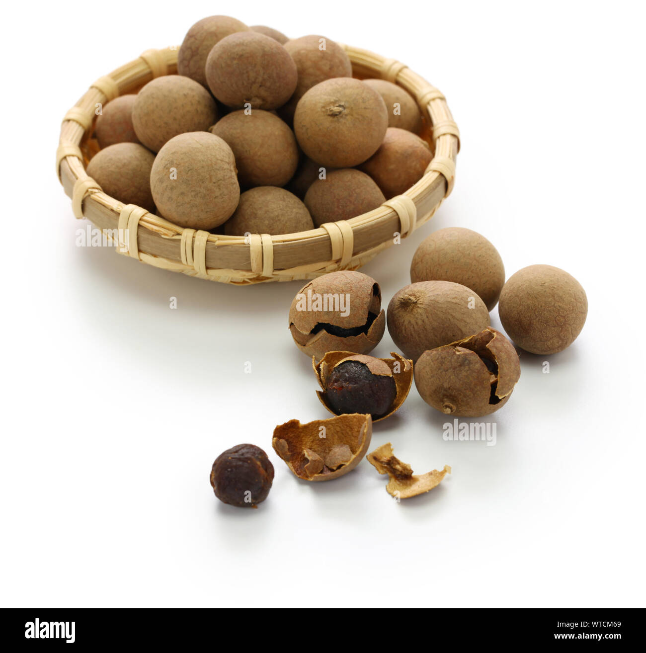 Longanes séchés fruits isolé sur fond blanc Banque D'Images