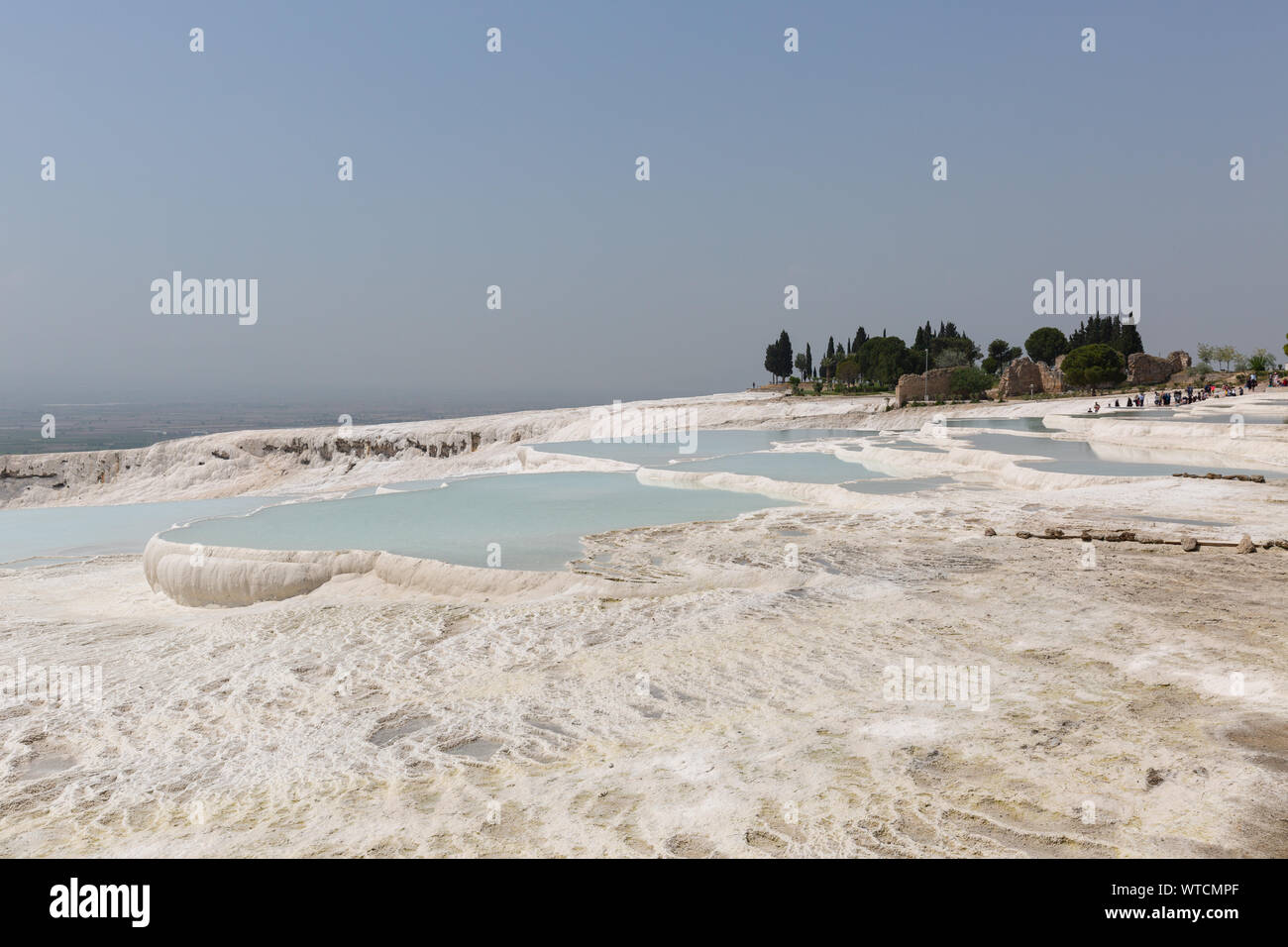 Travertins de Pamukkale - Château de coton - Coton Palace Turquie avec de belles couleurs bleu et réflexions sur l'eau des piscines Banque D'Images