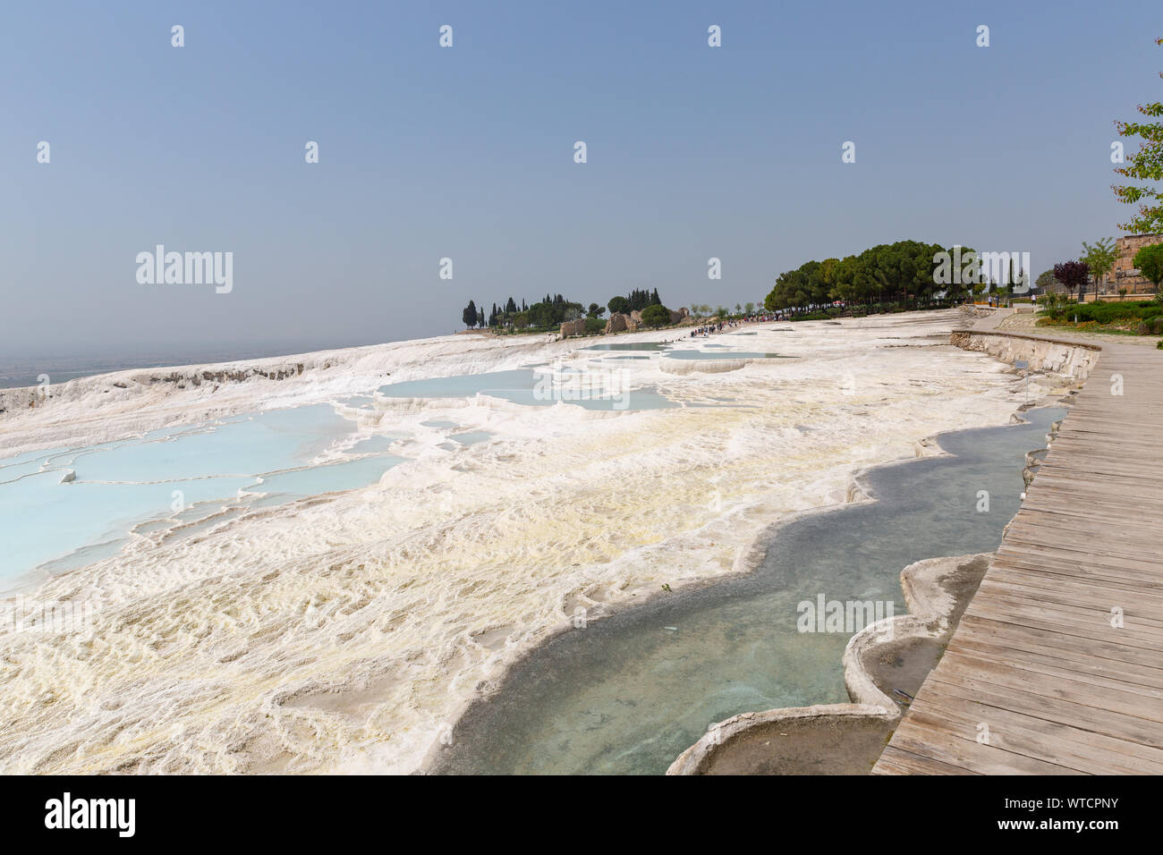 Travertins de Pamukkale - Château de coton - Coton Palace Turquie avec de belles couleurs bleu et réflexions sur l'eau des piscines Banque D'Images