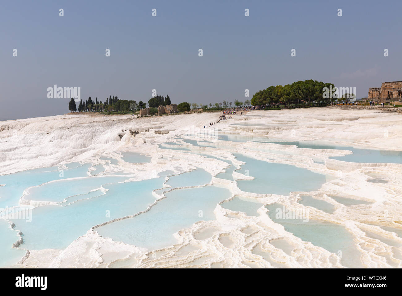 Travertins de Pamukkale - Château de coton - Coton Palace Turquie avec de belles couleurs bleu et réflexions sur l'eau des piscines Banque D'Images