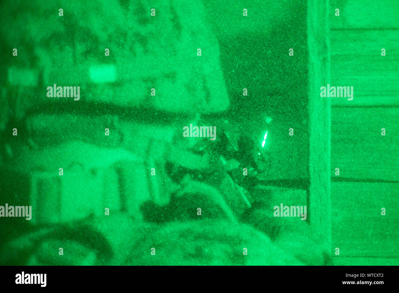 Un U.S. Marine avec 3e Bataillon, de l'application de la Loi III Marine Expeditionary Force Information Group vise leur M16-A4 fusil de service à un downrange cible lors d'un tir de nuit percer à une distance inconnue au Camp gamme Hansen, Okinawa, Japon, le 27 août, 2019. Quand tirer leurs armes dans la nuit, les Marines d'utiliser des lunettes de vision de nuit infrarouge et laser pour viser à leur cible. (U.S. Marine Corps photo par Lance Cpl. Andrew R. Bray) Banque D'Images