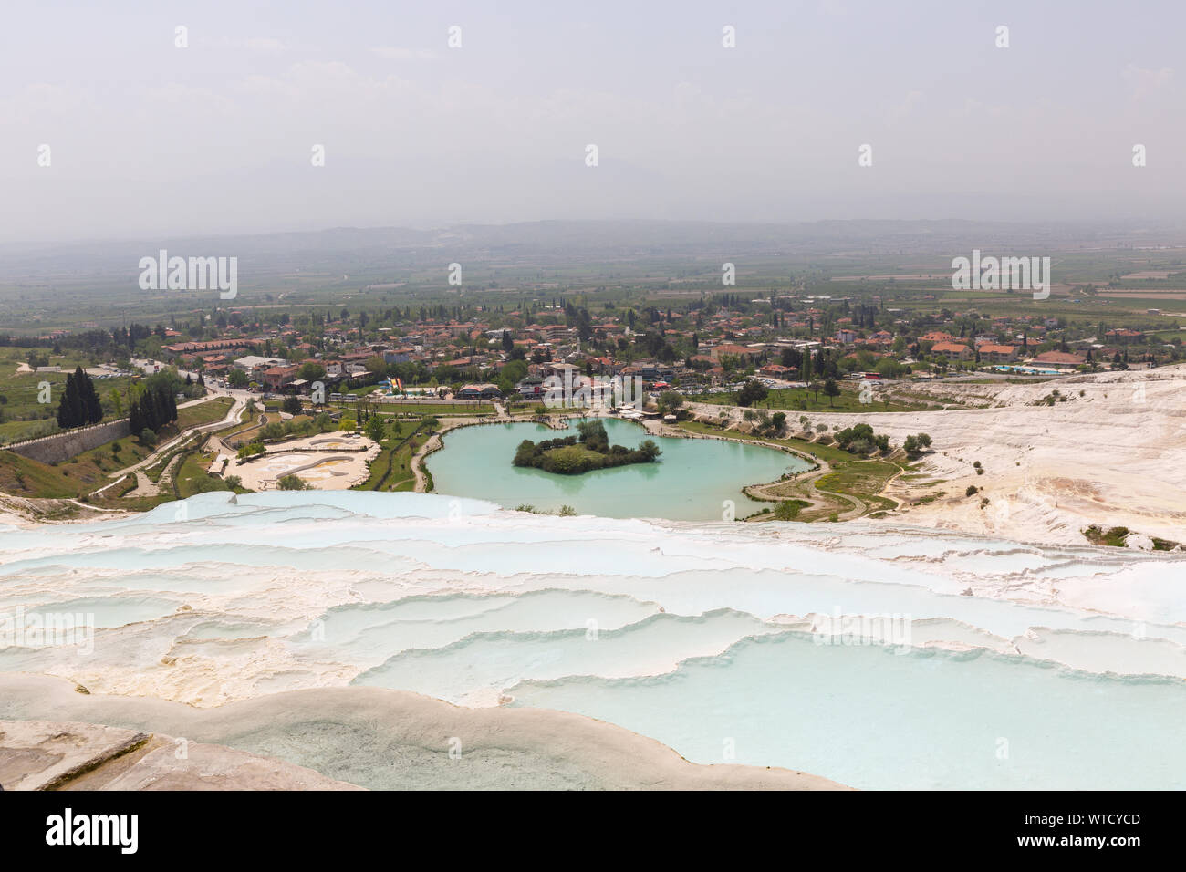 Travertins de Pamukkale - Château de coton - Coton Palace Turquie avec de belles couleurs bleu et réflexions sur l'eau des piscines Banque D'Images