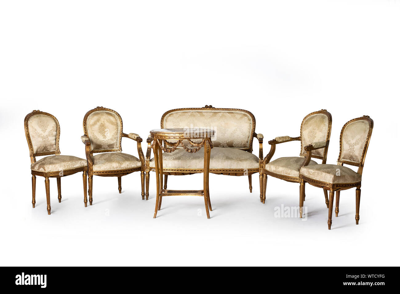 Bois ancien chais, petite table et canapé sur fond blanc. Banque D'Images