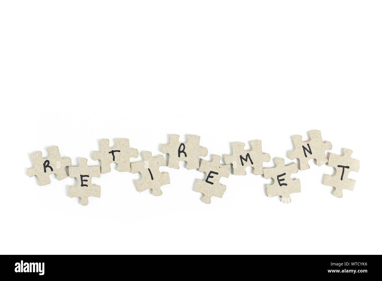 Pièces de puzzle denteux avec lettres écrites sur eux à la retraite isolé sur blanc pour le concept de la difficulté de la planification et du financement Banque D'Images