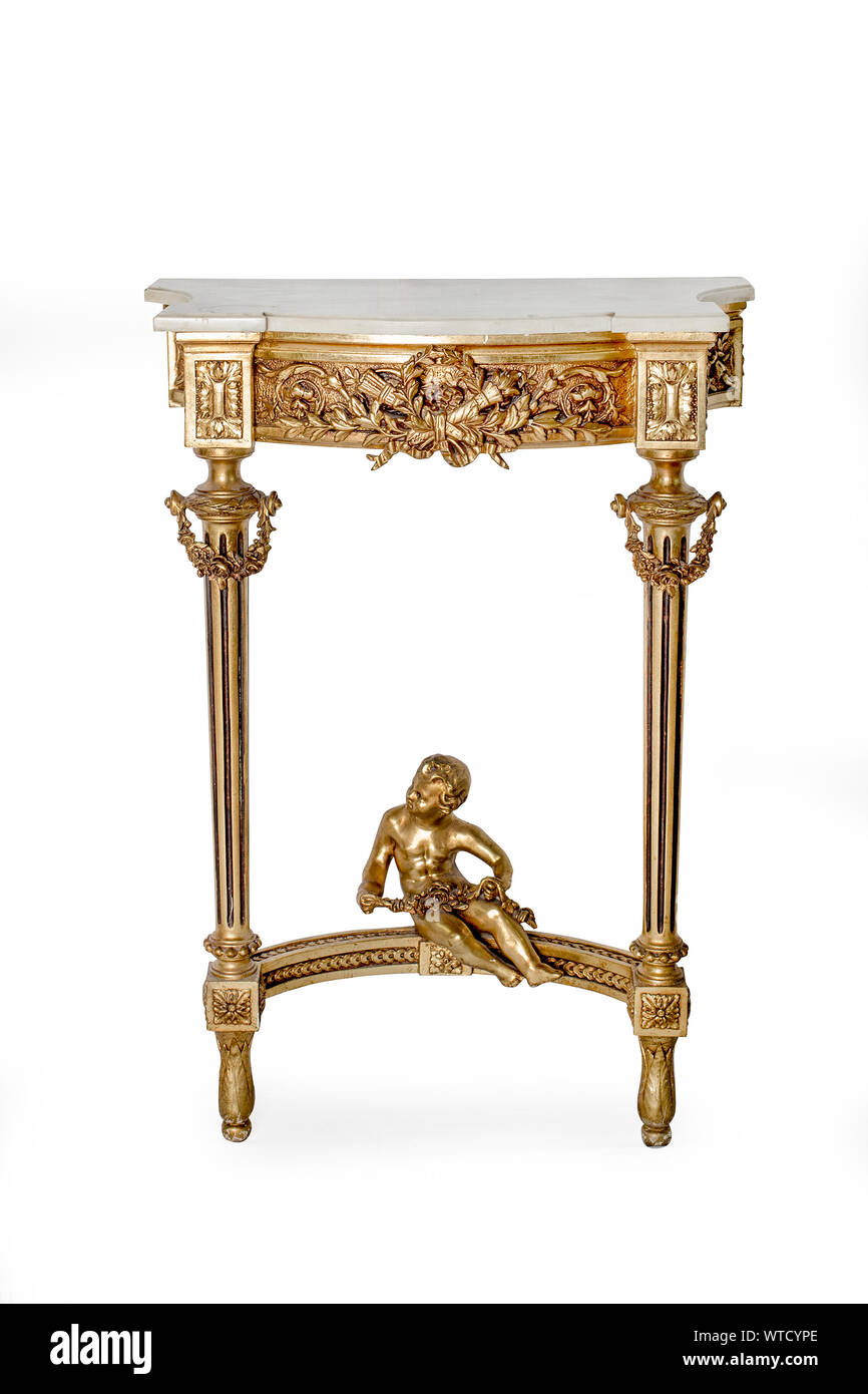 Petite table élégant décoré de la figure sculptée habilement de ange sur fond blanc Banque D'Images