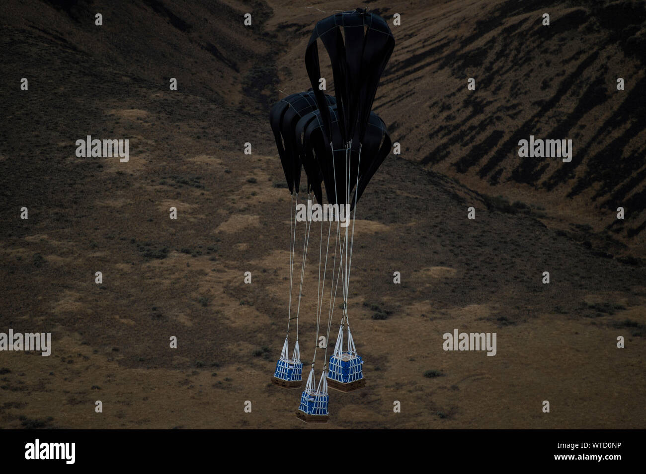 Palettes de marchandises sont déchargées d'un C-17 Globemaster III sur une zone de chute lors d'une chute de l'air sortie pendant l'exercice 2019 Guardian Mobility près de Fairchild Air Force Base, Washington, le 10 septembre, 2019. La mobilité de l'exercice est gardien de l'Air Mobility Command, premier exercice de la mobilité à grande échelle. Grâce à une solide formation, mobilité et les tuteurs améliore la préparation et les capacités de mobilité d'aviateurs canadiens à offrir la mobilité mondiale rapide et crée une plus mortels et prêt de la Force aérienne. (U.S. Air Force photo de Tech. Le Sgt. Larry E. Reid Jr.) Banque D'Images