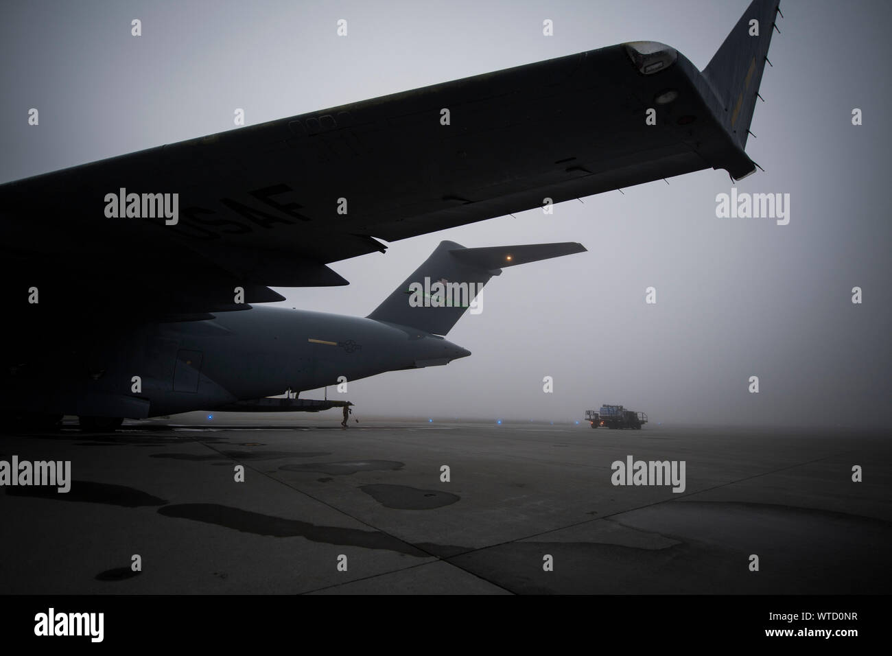 Un membre de l'équipage se prépare pour guider une cargaison contenant du chargeur de palettes sur un cargo C-17 Globemaster III, en vue d'une goutte d'air sortie pendant l'exercice 2019 Guardian Mobility à Fairchild Air Force Base, Washington., 10 septembre 2019. La mobilité de l'exercice est gardien de l'Air Mobility Command, premier exercice de la mobilité à grande échelle. Grâce à une solide formation, mobilité et les tuteurs améliore la préparation et les capacités de mobilité d'aviateurs canadiens à offrir la mobilité mondiale rapide et crée une plus mortels et prêt de la Force aérienne. (U.S. Air Force photo de Tech. Le Sgt. Larry E. Reid Jr.) Banque D'Images