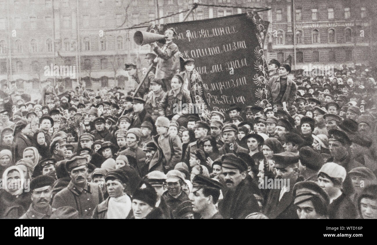 La DEUXIÈME GUERRE MONDIALE. Moscou proteste violemment contre la Finlande. Sur la Place Rouge de Moscou, les gens crient à la guerre contre la Finlande, ' qui menace e Banque D'Images