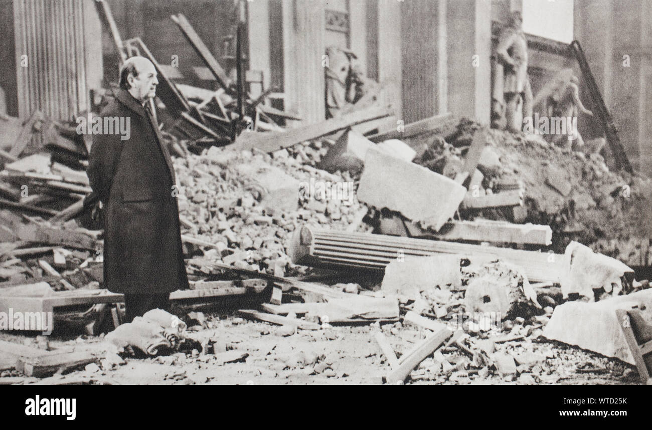 Dans les ruines de la Cathédrale St Paul. Pendant le grand raid du 16 au 17 avril 1941, une grande bombe est tombée sur le transept nord de la cathédrale, à l'origine eno Banque D'Images