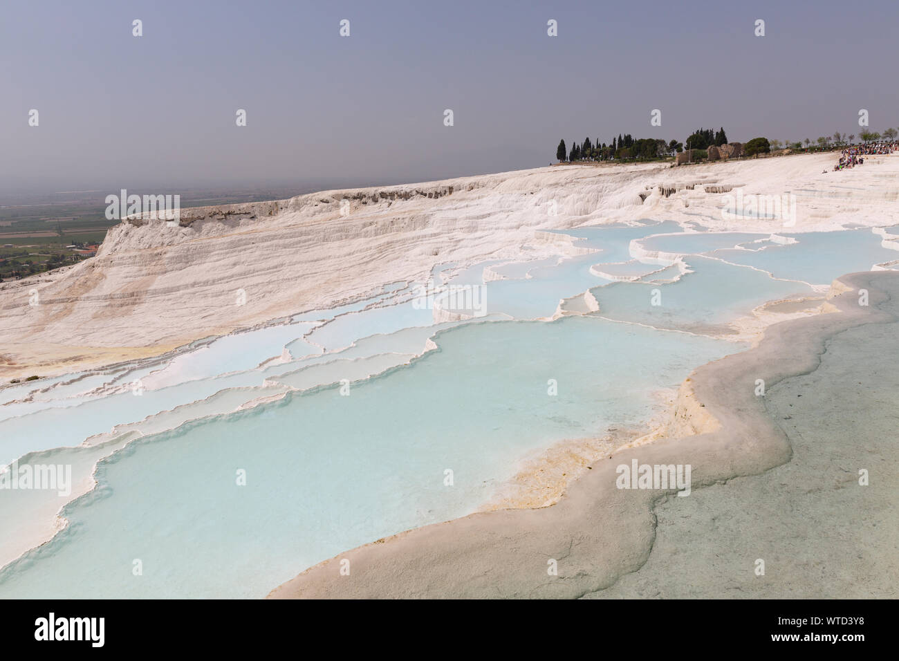 Travertins de Pamukkale - Château de coton - Coton Palace Turquie avec de belles couleurs bleu et réflexions sur l'eau des piscines Banque D'Images