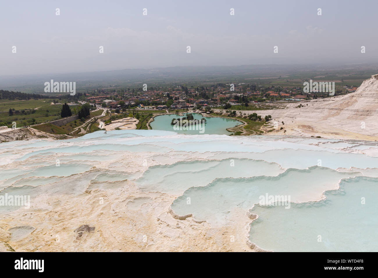 Travertins de Pamukkale - Château de coton - Coton Palace Turquie avec de belles couleurs bleu et réflexions sur l'eau des piscines Banque D'Images