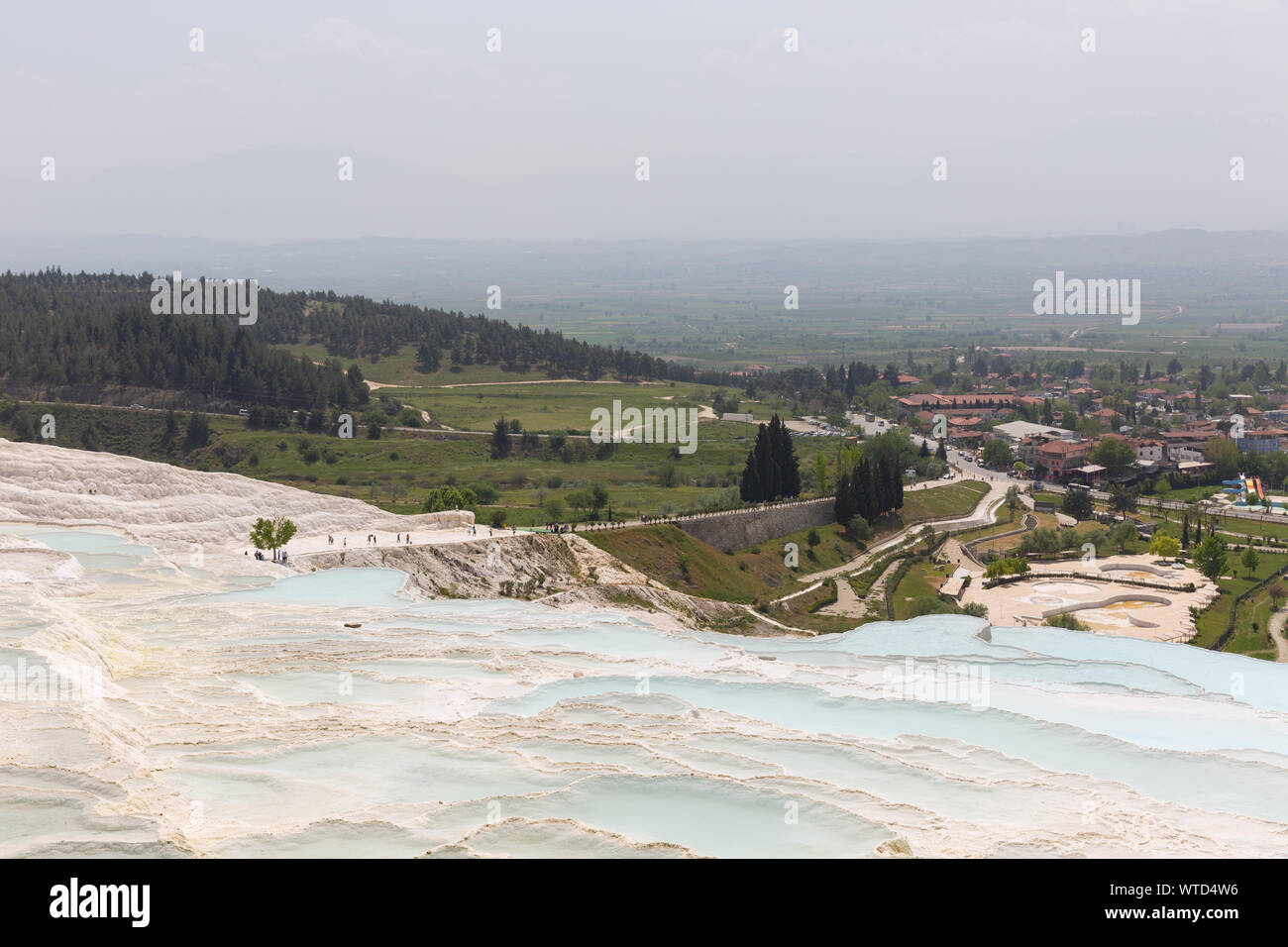 Travertins de Pamukkale - Château de coton - Coton Palace Turquie avec de belles couleurs bleu et réflexions sur l'eau des piscines Banque D'Images