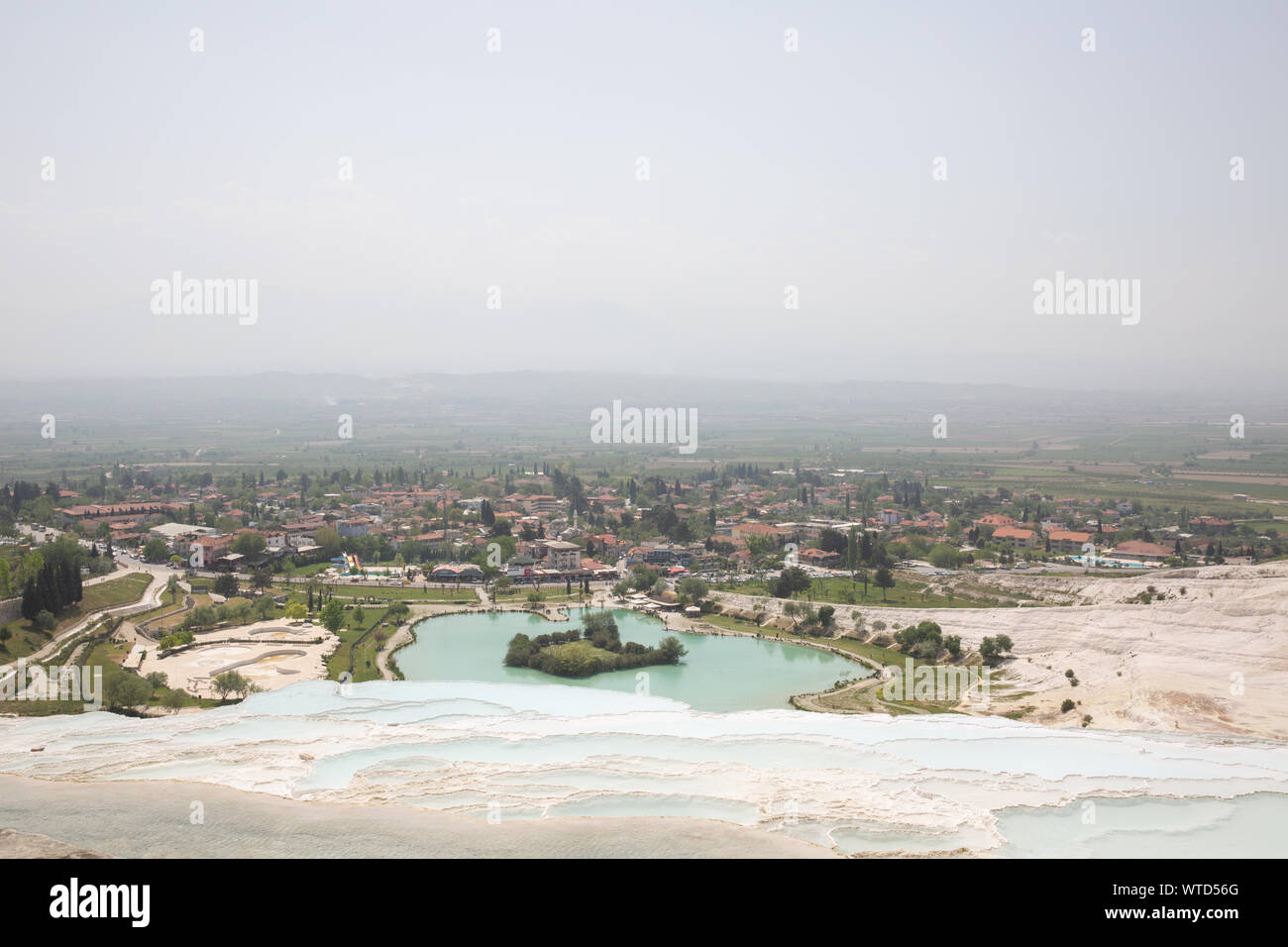 Travertins de Pamukkale - Château de coton - Coton Palace Turquie avec de belles couleurs bleu et réflexions sur l'eau des piscines Banque D'Images