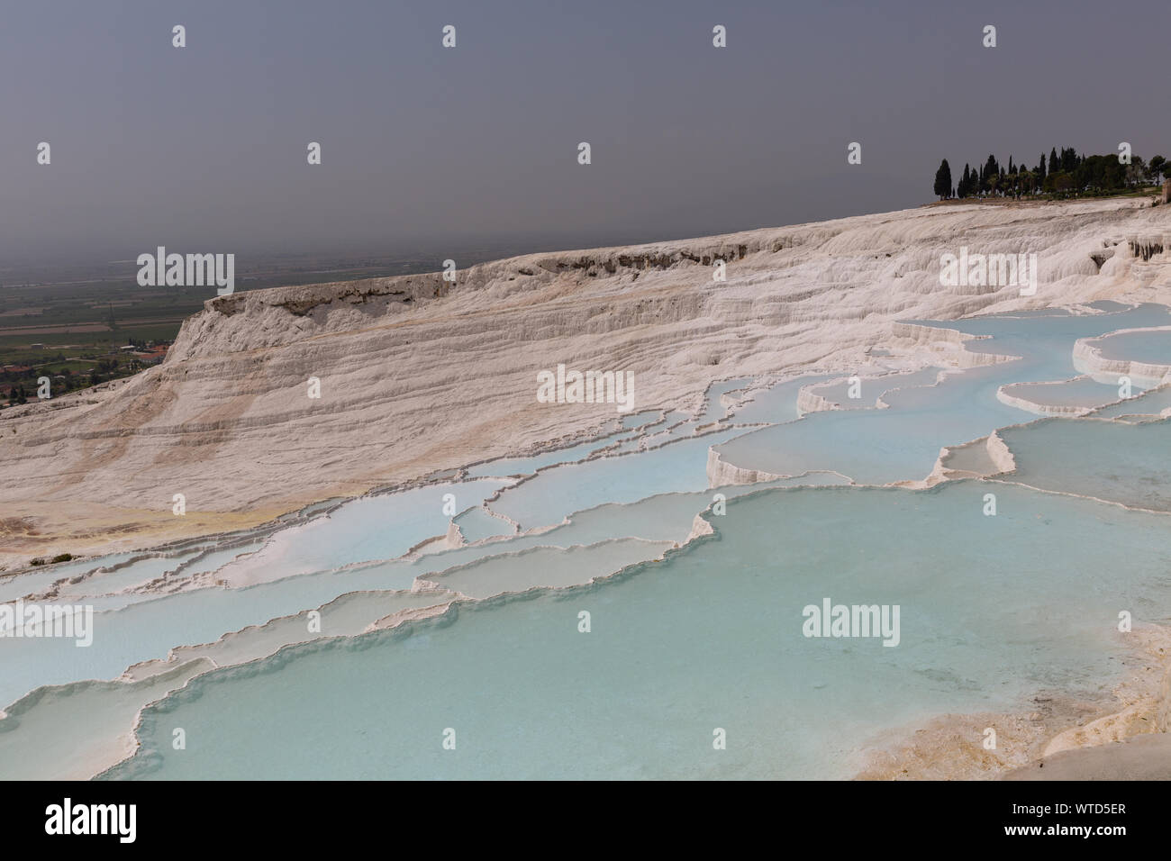 Travertins de Pamukkale - Château de coton - Coton Palace Turquie avec de belles couleurs bleu et réflexions sur l'eau des piscines Banque D'Images