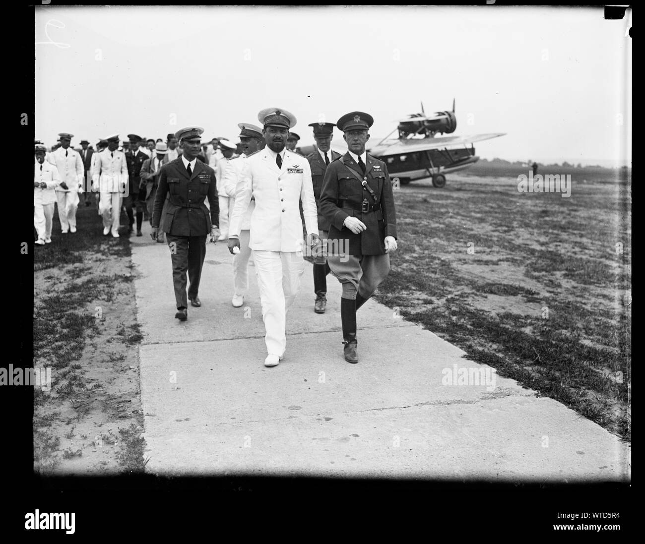 Les officiers militaires à l'aérodrome Banque D'Images