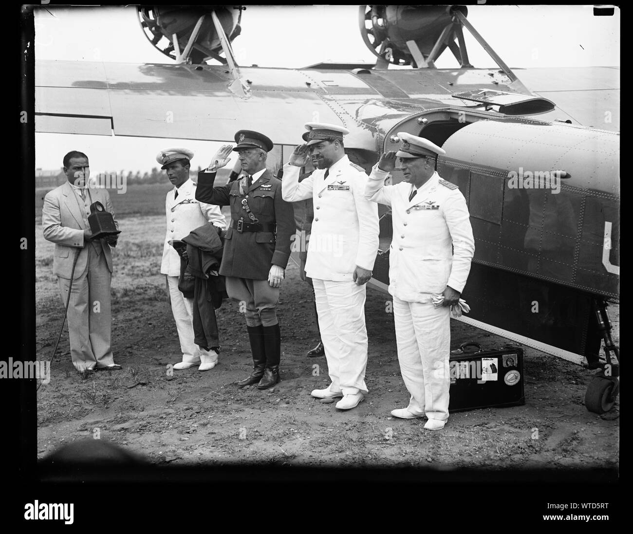 Les officiers militaires à l'avion Banque D'Images