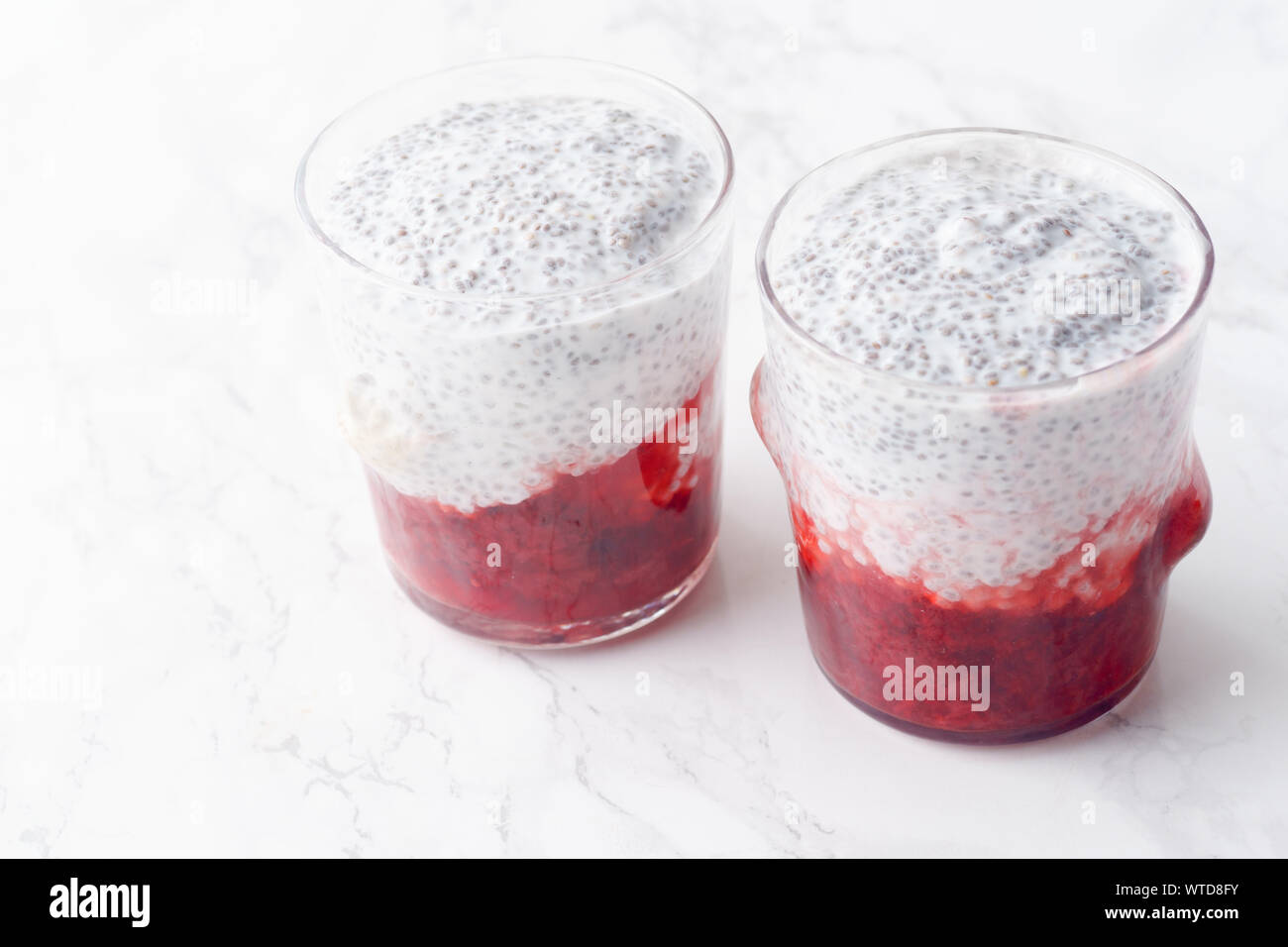 Deux verres de chia smoothie aux fraises pudding Banque D'Images