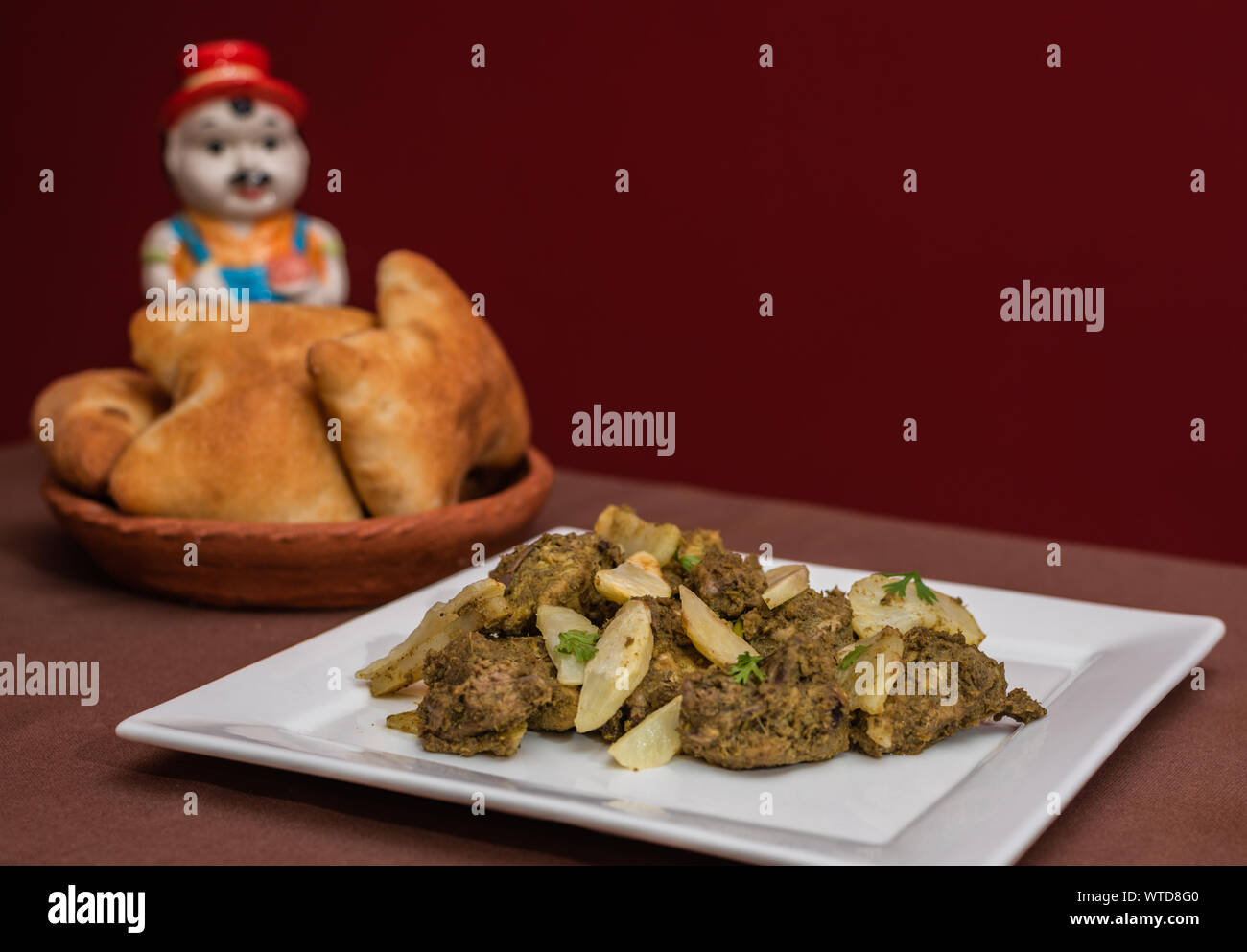 Poulet mariné plat indien cafreal avec beaucoup de feuilles de coriandre coriandre, gingembre)(, l'ail,le jus de lime ainsi que des épices sèches et servi avec pain Banque D'Images
