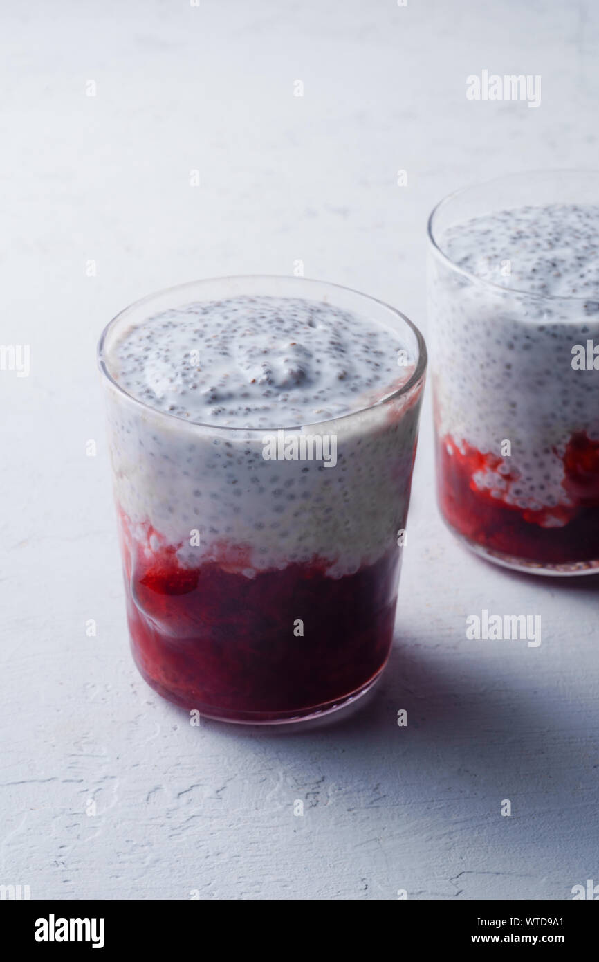 Deux verres de chia smoothie aux fraises pudding Banque D'Images
