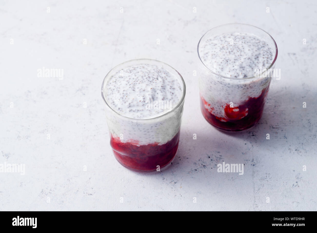 Deux verres de chia smoothie aux fraises pudding Banque D'Images
