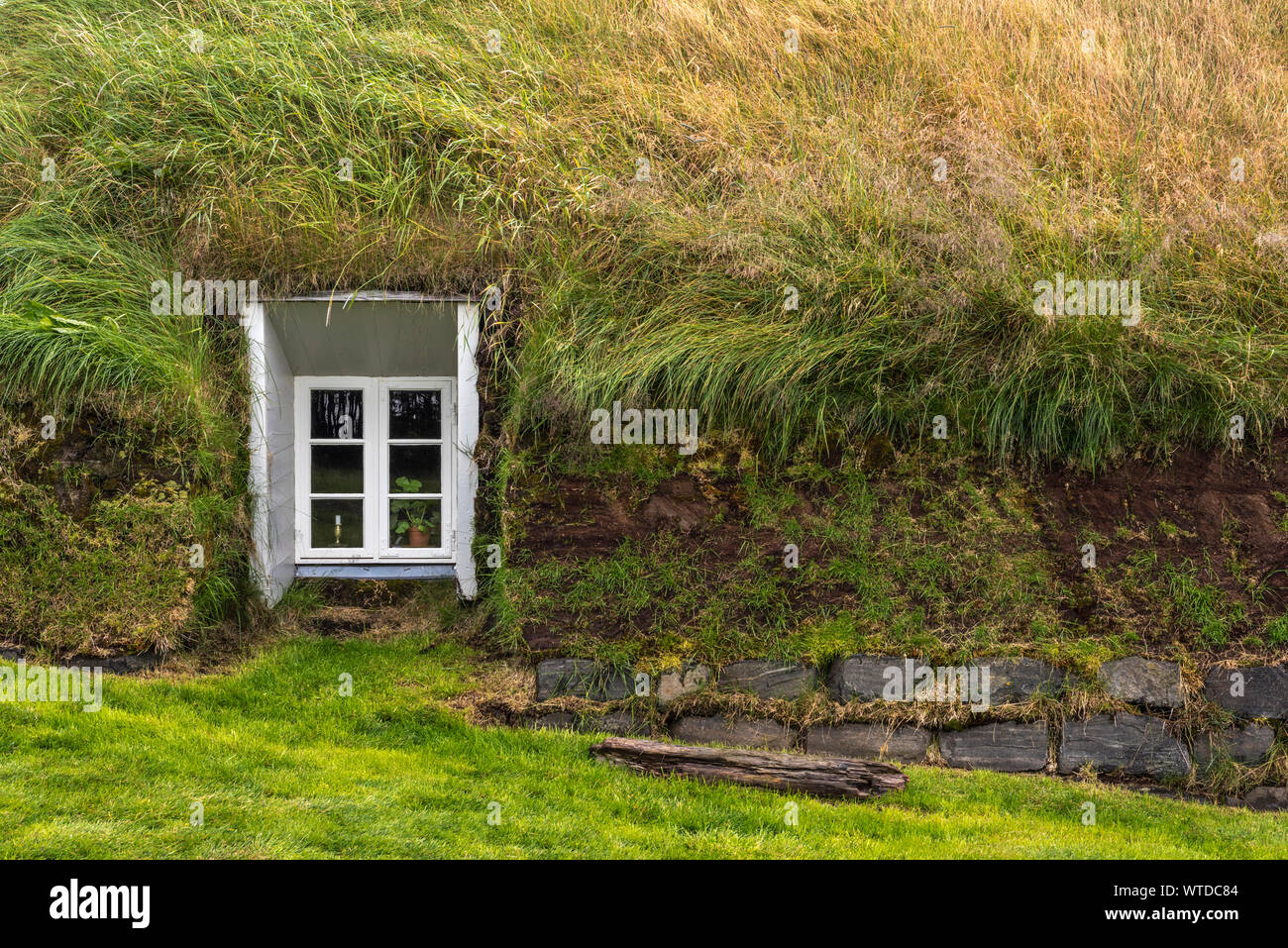 LAUFAS, ISLANDE - 14 août 2019 : façade de maison d'une vieille ferme avec fenêtre Banque D'Images