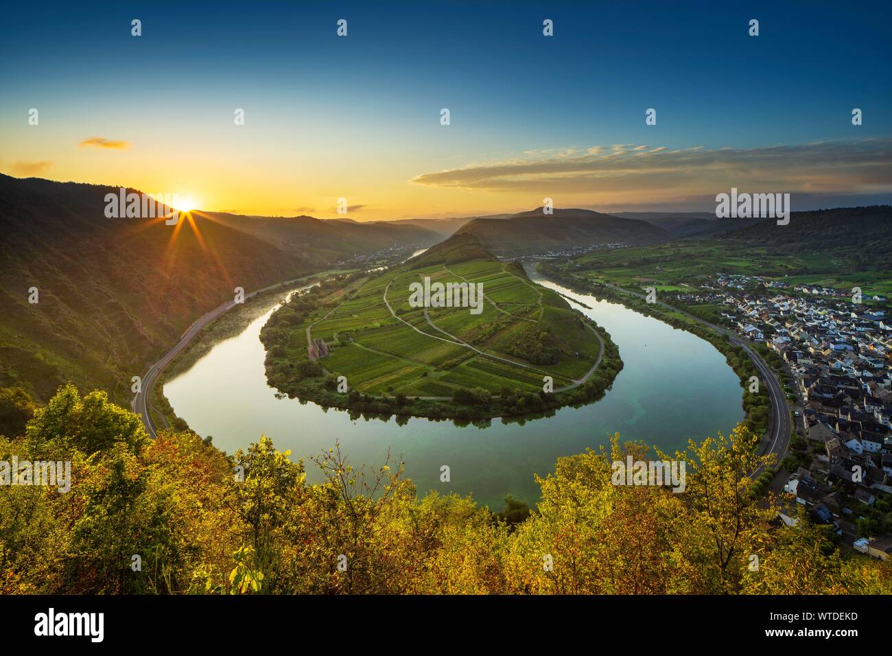 Boucle de la Moselle, au lever du soleil, Bremm, vallée de la Moselle, Rhénanie-Palatinat, Allemagne Banque D'Images
