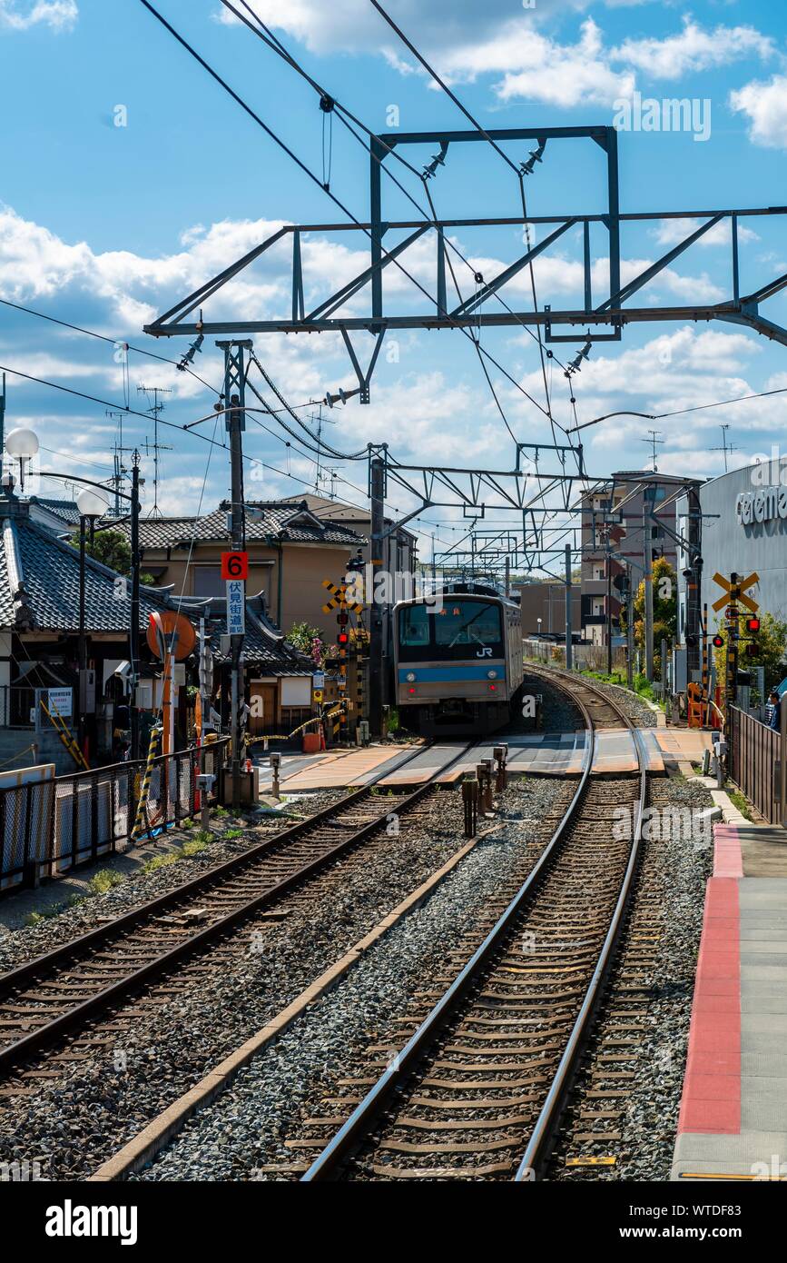 Gare d'Inari, JR, Japan Rail Train roulant sur une piste, Kyoto, Japon Banque D'Images