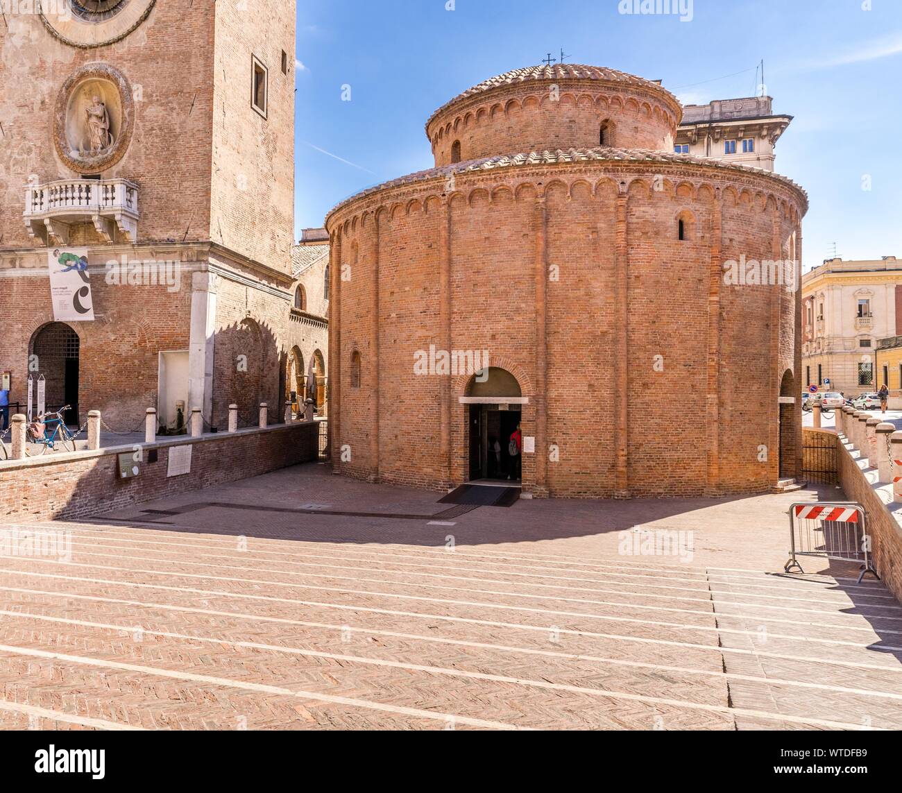 Toute l'église romane San Lorenzo à la Piazza delle Erbe, Mantoue, Lombardie, Italie Banque D'Images