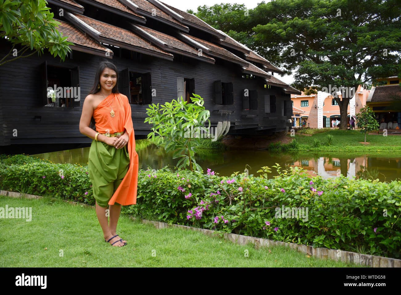 Kanchanaburi, Thaïlande, 09.09.2019 : belle fille thaïe traditionnelle Thaï Siamois, en robe avec des accessoires dans le "patrimoine Ville allika R.E. 124' Banque D'Images