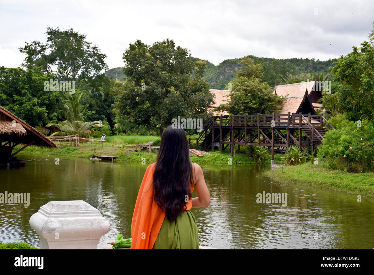 Kanchanaburi, Thaïlande, 09.09.2019 : belle fille thaïe traditionnelle Thaï Siamois, en robe avec des accessoires dans le "patrimoine Ville allika R.E. 124' Banque D'Images