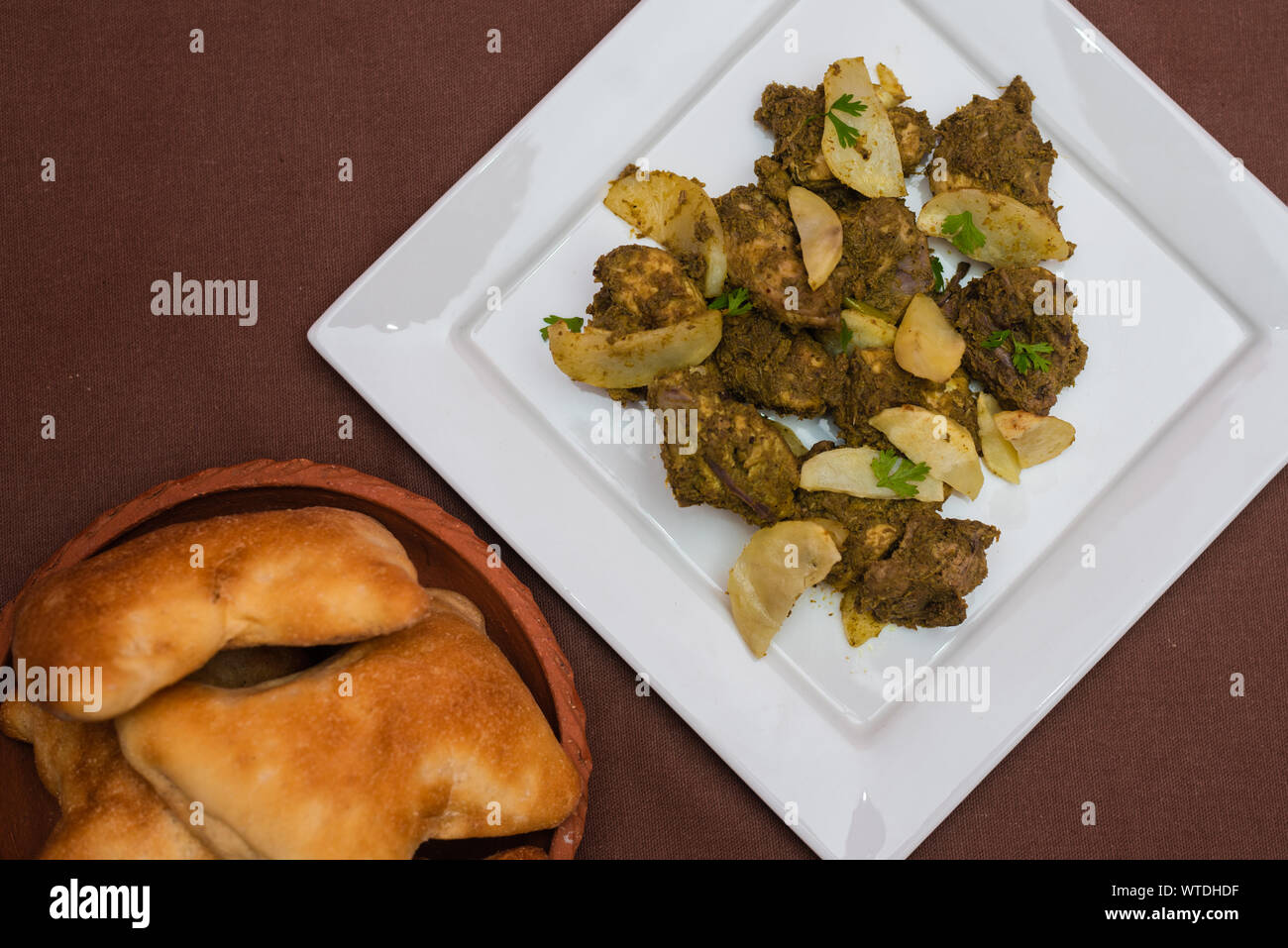 Poulet mariné plat indien cafreal avec beaucoup de feuilles de coriandre coriandre, gingembre)(, l'ail,le jus de lime ainsi que des épices sèches et servi avec pain Banque D'Images