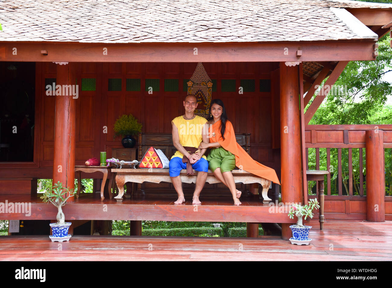 Kanchanaburi, Thaïlande, 09.09.2019 : belle fille thaïe et un garçon blanc de style traditionnel thaï, robe siamois comme couple dans 'Mallika Ville R.E. 124' Banque D'Images