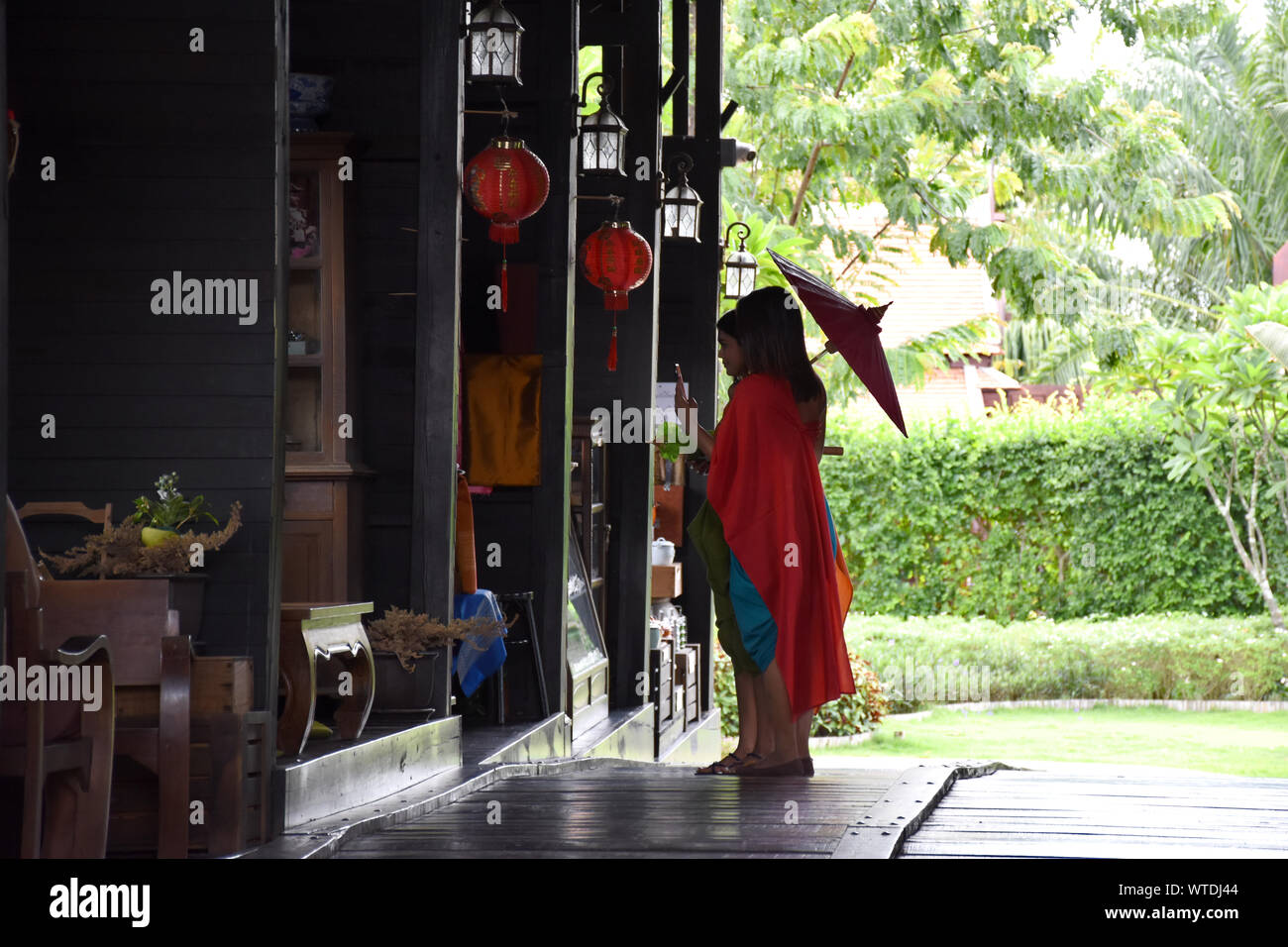 Kanchanaburi, Thaïlande, 09.09.2019 : Belle Thai in traditional Thai, Siamois robe avec accessoires en patrimoine 'Mallika Ville R.E. 124' Banque D'Images