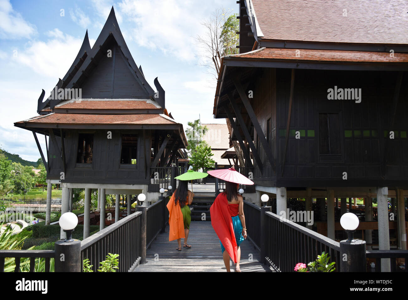 Kanchanaburi, Thaïlande, 09.09.2019 : Belle Thai in traditional Thai, Siamois robe avec accessoires en patrimoine 'Mallika Ville R.E. 124' Banque D'Images