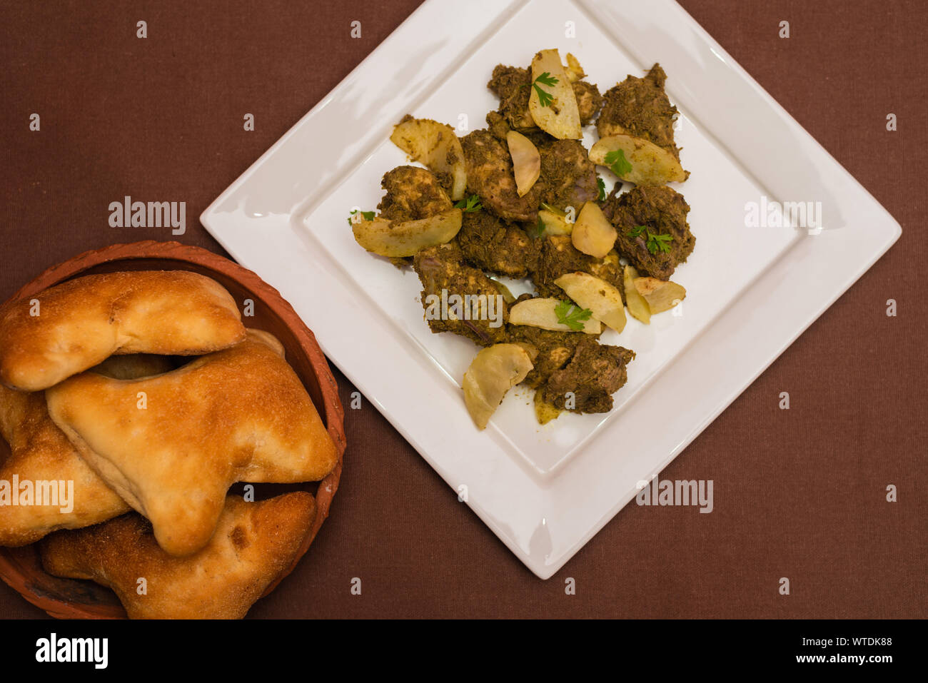 Poulet mariné plat indien cafreal avec beaucoup de feuilles de coriandre coriandre, gingembre)(, l'ail,le jus de lime ainsi que des épices sèches et servi avec pain Banque D'Images