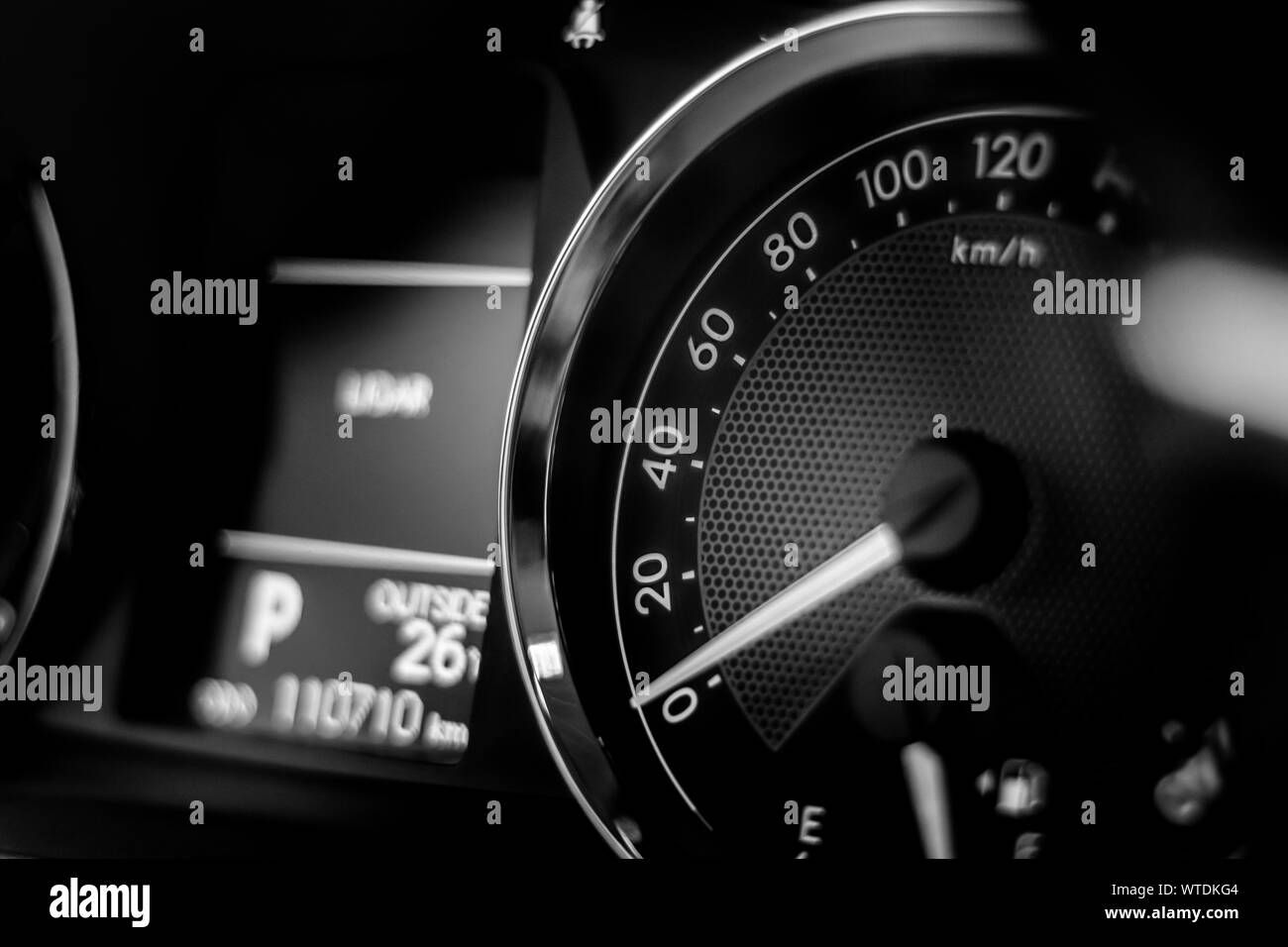 Photographie d'un compteur de voiture en noir et blanc. Banque D'Images