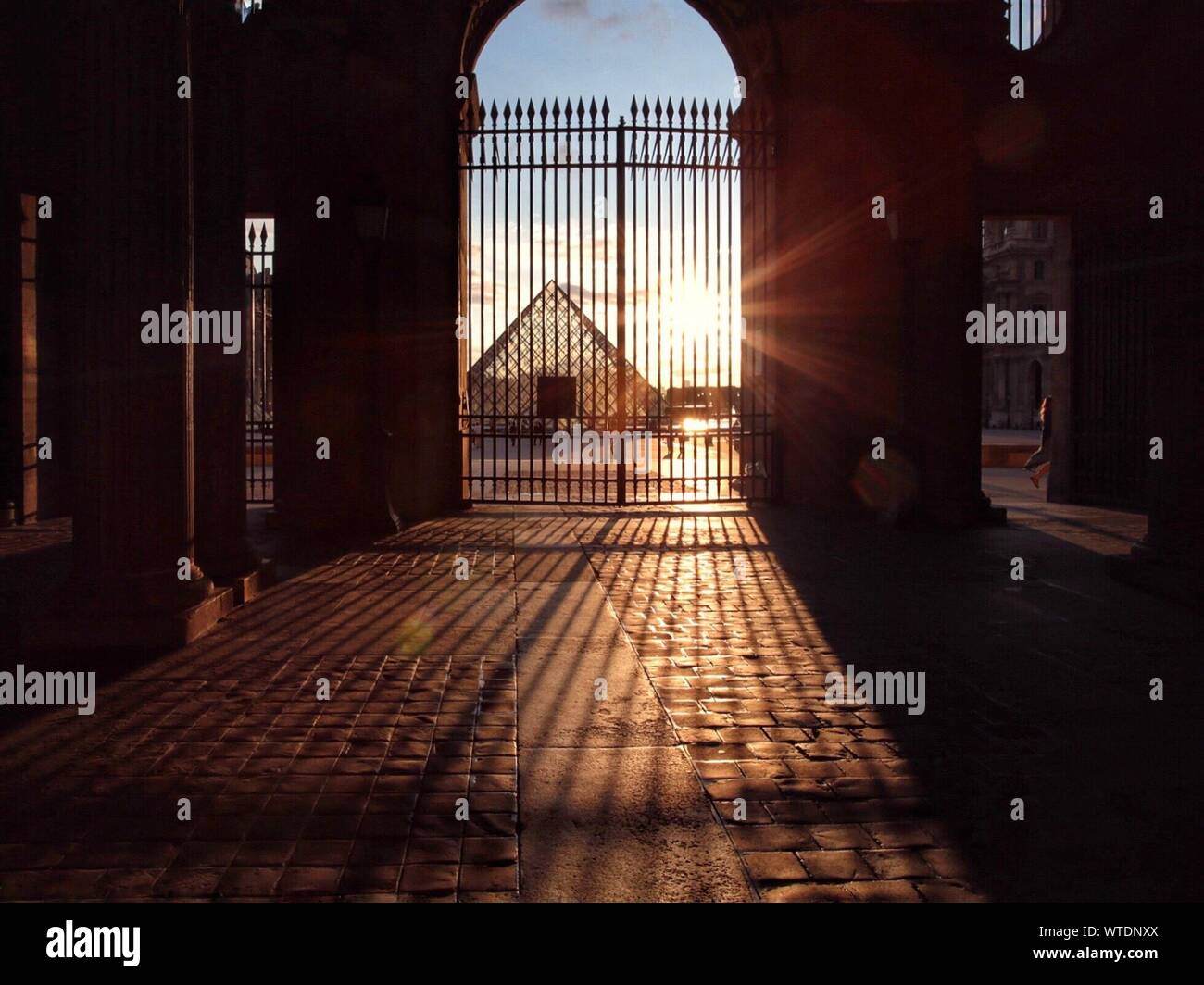 La porte métallique de l'immeuble pendant le coucher du soleil Banque D'Images