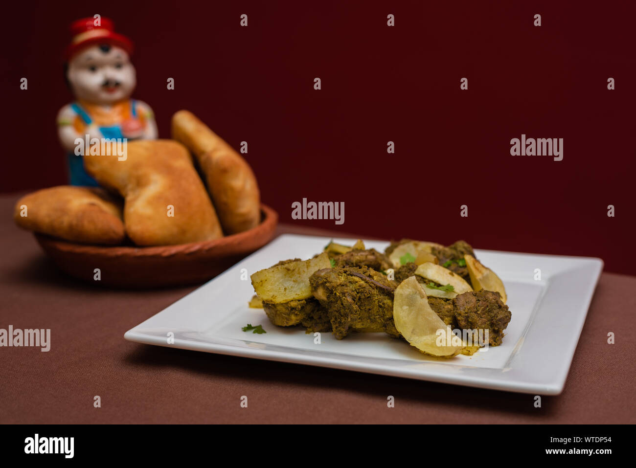 Poulet mariné plat indien cafreal avec beaucoup de feuilles de coriandre coriandre, gingembre)(, l'ail,le jus de lime ainsi que des épices sèches et servi avec pain Banque D'Images
