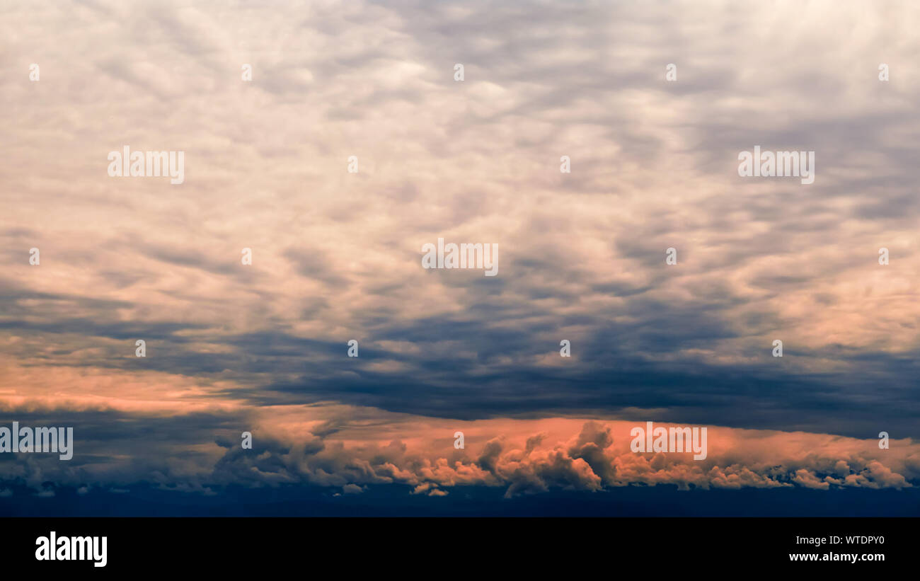 Panorama de montagnes et ciel dramatique au lever du soleil, coucher du soleil d'automne, l'arrière-plan. Banque D'Images