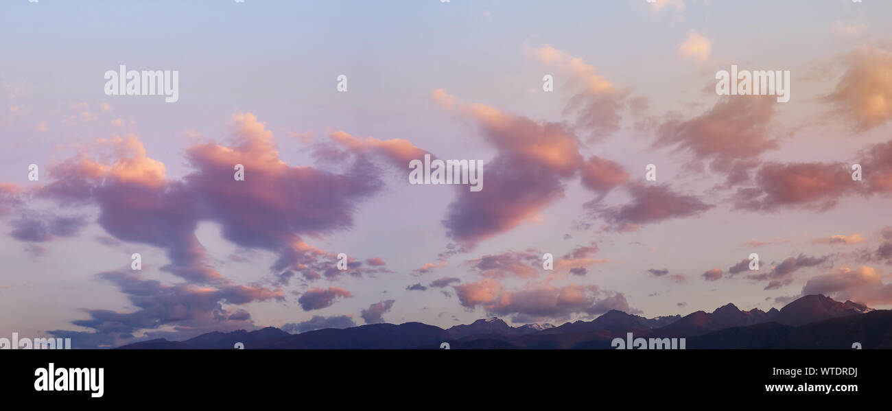 Panorama de montagnes et ciel dramatique au lever du soleil, coucher du soleil d'automne, l'arrière-plan. Banque D'Images