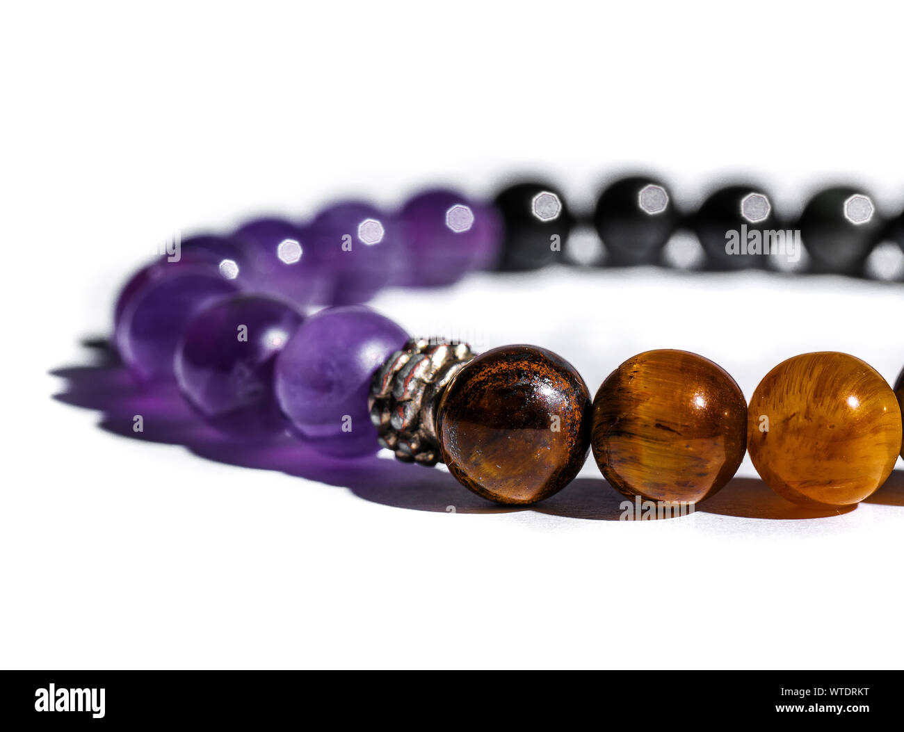 L'améthyste, obsidienne, quartz minéral, oeil de tigre pierres minérales isolé sur fond blanc Banque D'Images