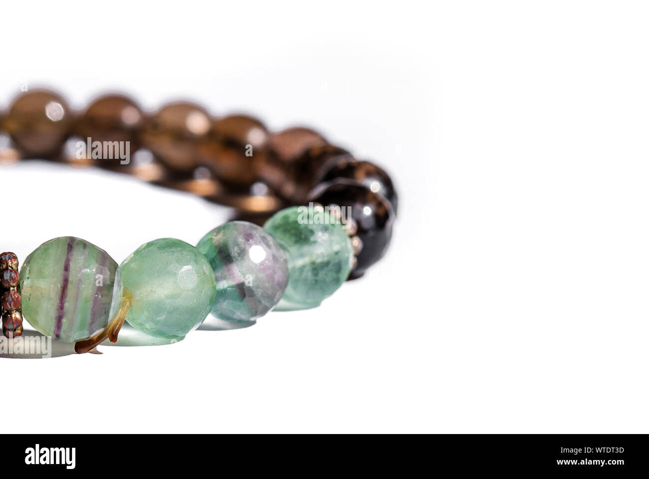 L'améthyste, obsidienne, quartz minéral, oeil de tigre pierres minérales isolé sur fond blanc Banque D'Images