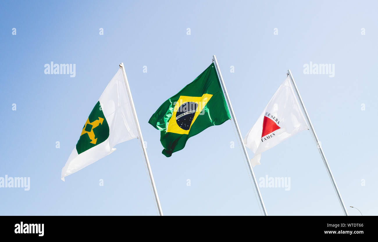 Photographie des drapeaux du Brésil, le District fédéral et Minas Gerais. Situé en face de la Memorial JK à Brasilia. Banque D'Images