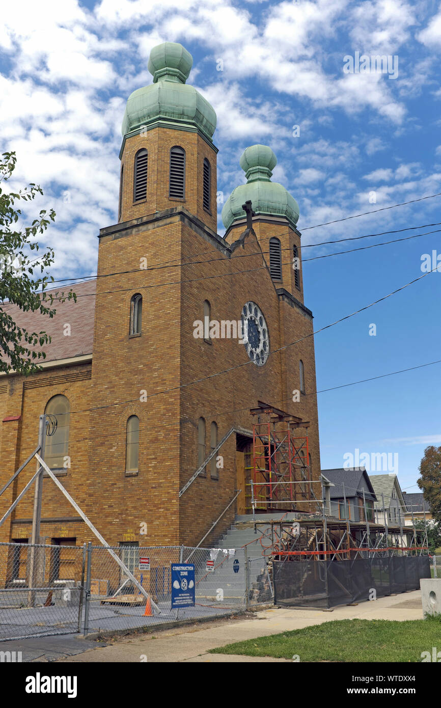 Ouvert en 1933 et vendu en 2017, le St. L'église orthodoxe ukrainienne Vladimir, située sur la rue West 11th, à Cleveland, en Ohio, est maintenant Olympic Forest Products. Banque D'Images