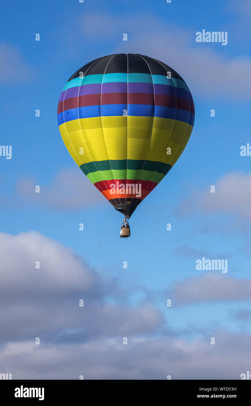 De montgolfières colorées dans le ciel avec nuages dans Leon Guanajuato mexique Banque D'Images