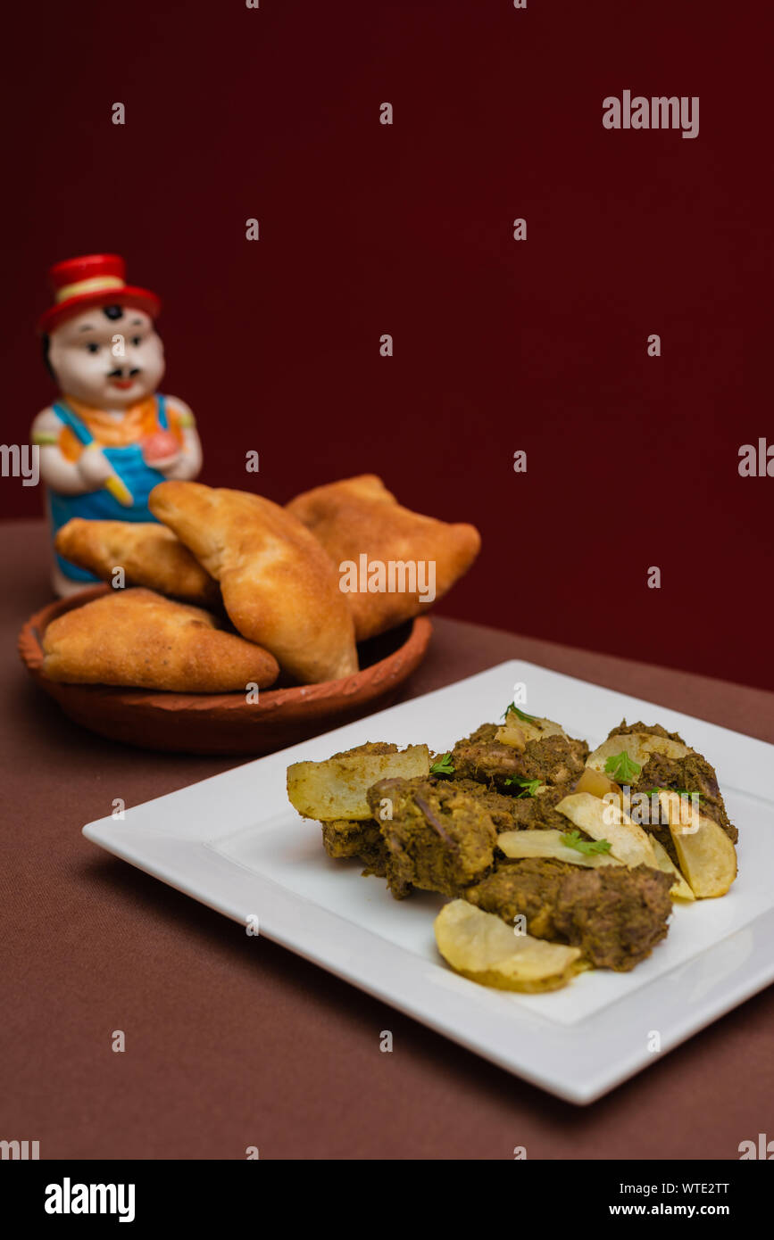 Poulet mariné plat indien cafreal avec beaucoup de feuilles de coriandre coriandre, gingembre)(, l'ail,le jus de lime ainsi que des épices sèches et servi avec pain Banque D'Images