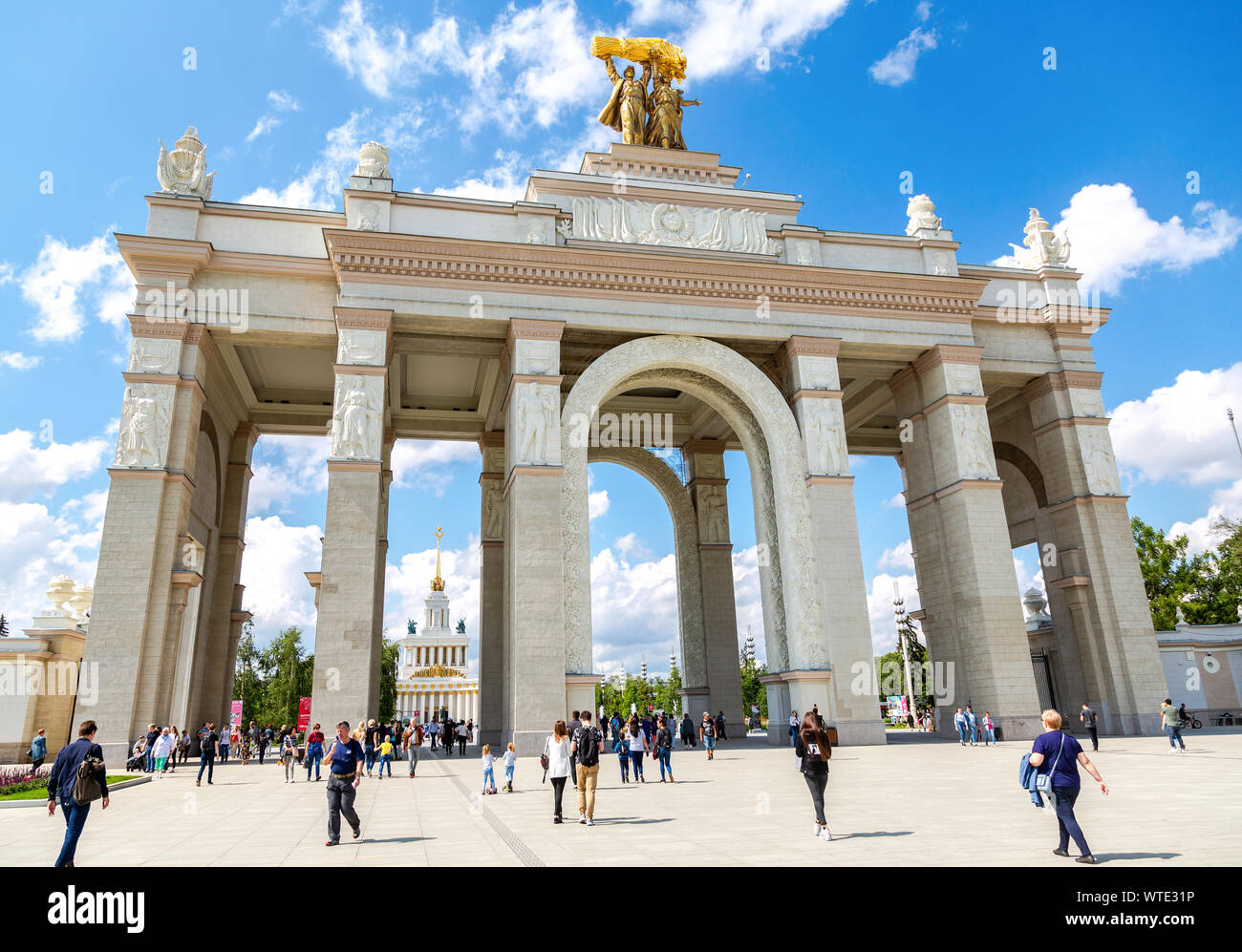 Moscou, Russie - le 8 juillet 2019 : l'arc de l'entrée principale du territoire de l'exposition (centre) VDNKH Banque D'Images