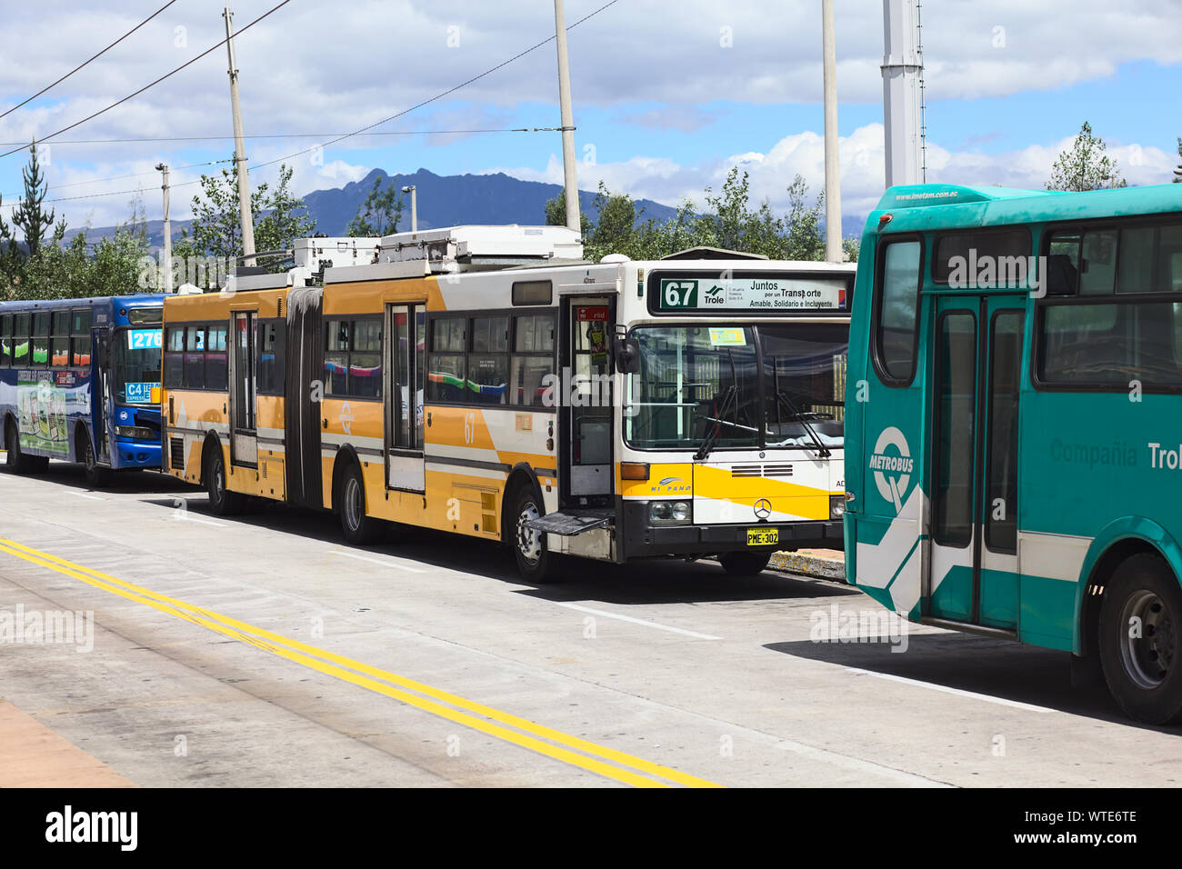 QUITO, ÉQUATEUR - 8 août 2014 : le trolleybus de système de transport public local debout à l'extérieur du Terminal Terrestre Quitumbe à Quito Banque D'Images