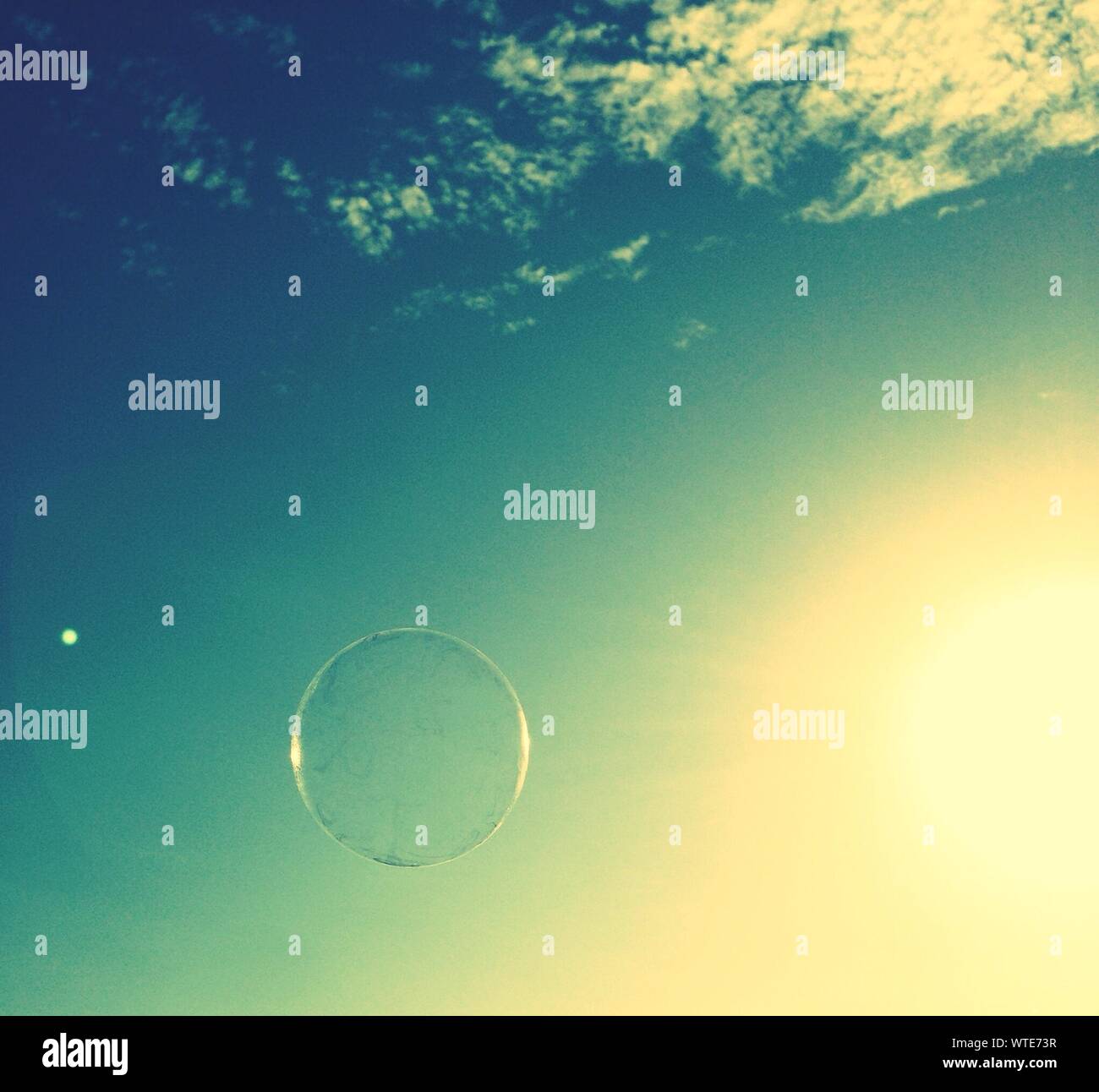 Sous Un Beau Ciel Bleu Mots Fléchés Bulle ciel bleu Banque de photographies et d'images à haute résolution -  Alamy