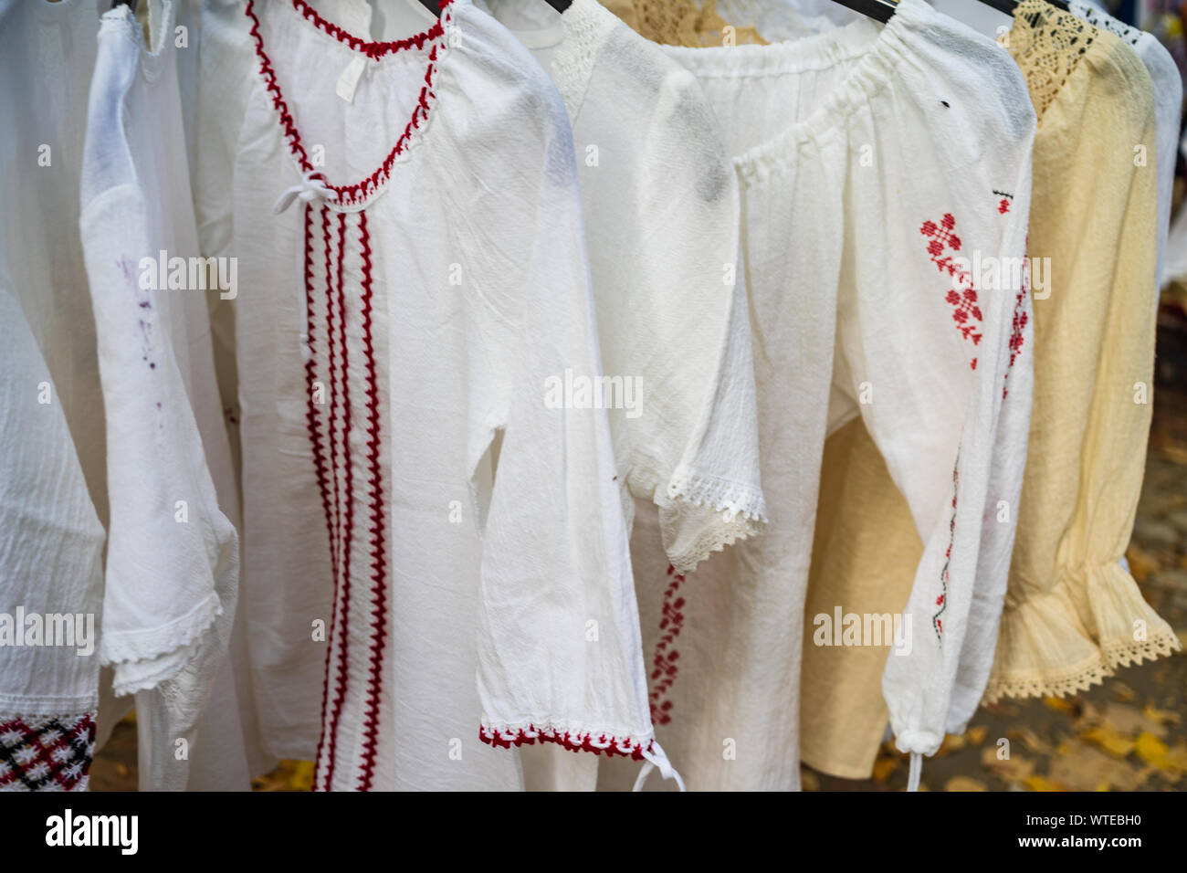 Brodé main blouse paysanne roumaine traditionnelle roumaine - Ie (ie romaneasca) exposée sur un stand à un festival gastronomique à Bucarest, Roumanie - 201 Banque D'Images